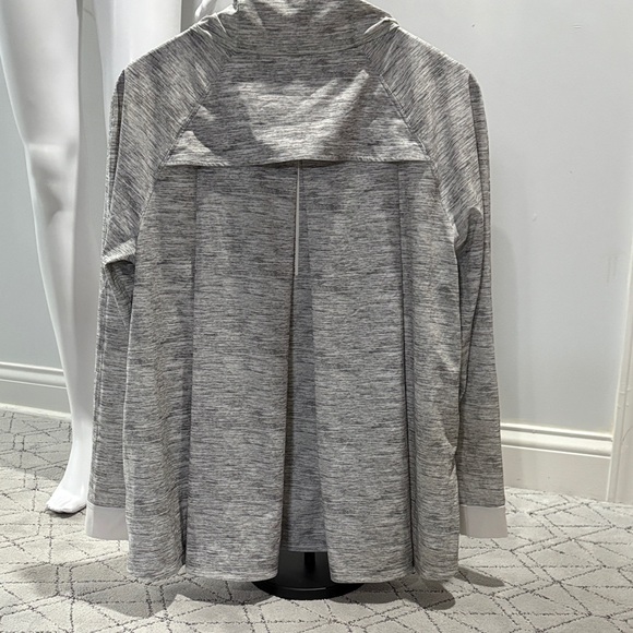 Lululemon Women’s Zip Jacket- so silky soft!! Wonderful condition! M/L - 6 - Picture 5 of 9